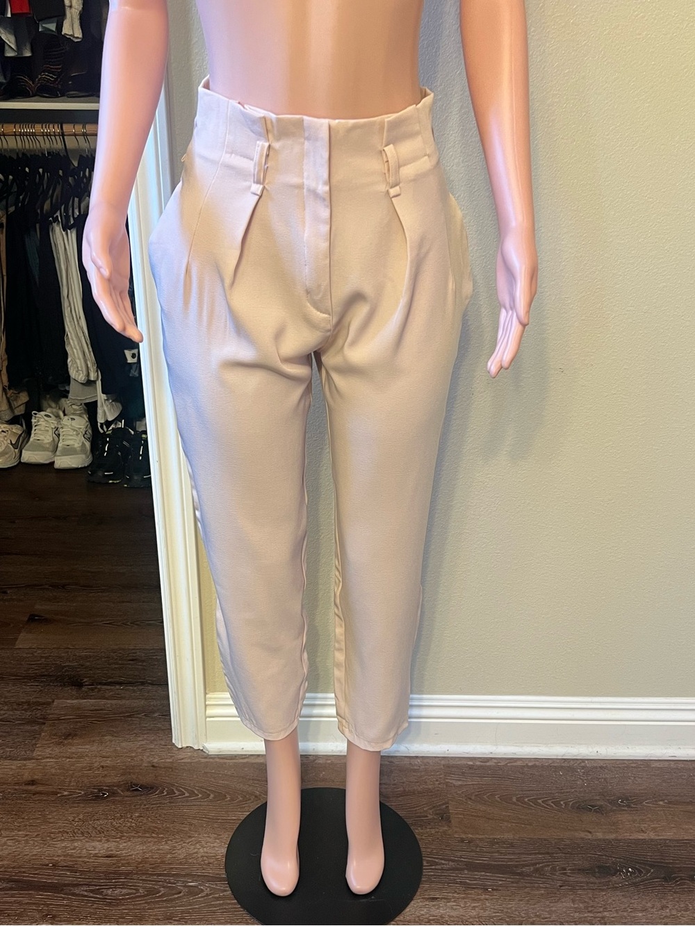 High-Rise Pleated Crop Pants in Light Blush. Size UK 10